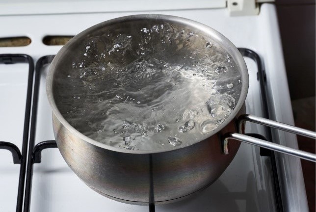 Une casserole d’eau bouillante est sur la cuisinière
