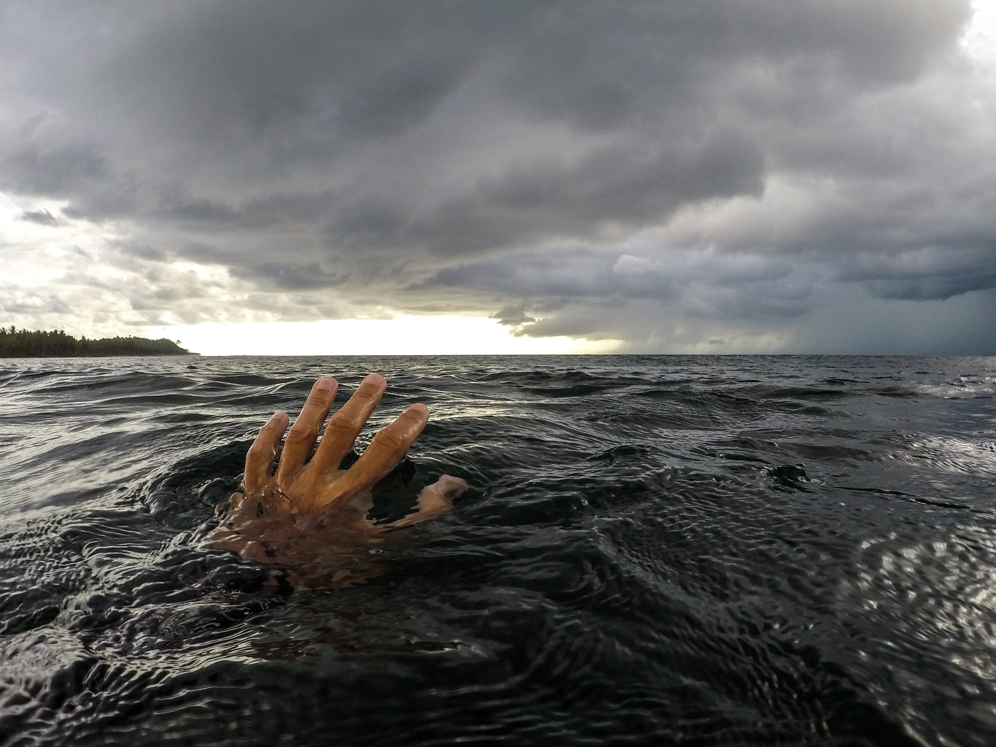 Обманутые море. Тонущий человек. Человек тонет в море. Тонет в воде. Тонущая рука.